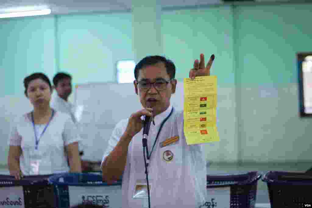  ကြားဖြတ်ရွေးကောက်ပွဲတွေရဲ့ မဲရလဒ်တွေကို စတင်ရေတွက်နေတဲ့သတင်းဓာတ်ပုံများ