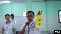 ကြားဖြတ်ရွေးကောက်ပွဲရဲ့ မဲရလဒ်တွေကို စတင်ရေတွက်နေတဲ့သတင်းဓာတ်ပုံများ