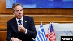 “Ми стоїмо разом, маючи справу з одними з найгостріших викликів, які ми бачили", - сказав держсекретар Блінкен на зустрічі з прем'єром Греції. Фото: Reuters/Louiza Vradi