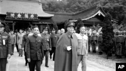 历史照片:总统蒋介石和其他国民党政府官员离开台北的圆山忠烈祠。(1955年3月29日)