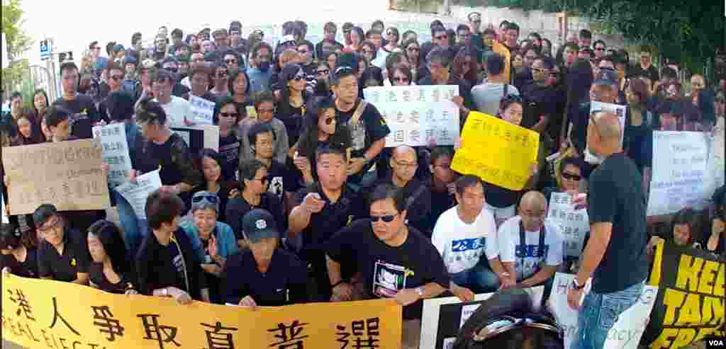 洛杉矶声援港人争民主的场面（美国之音国符拍摄）