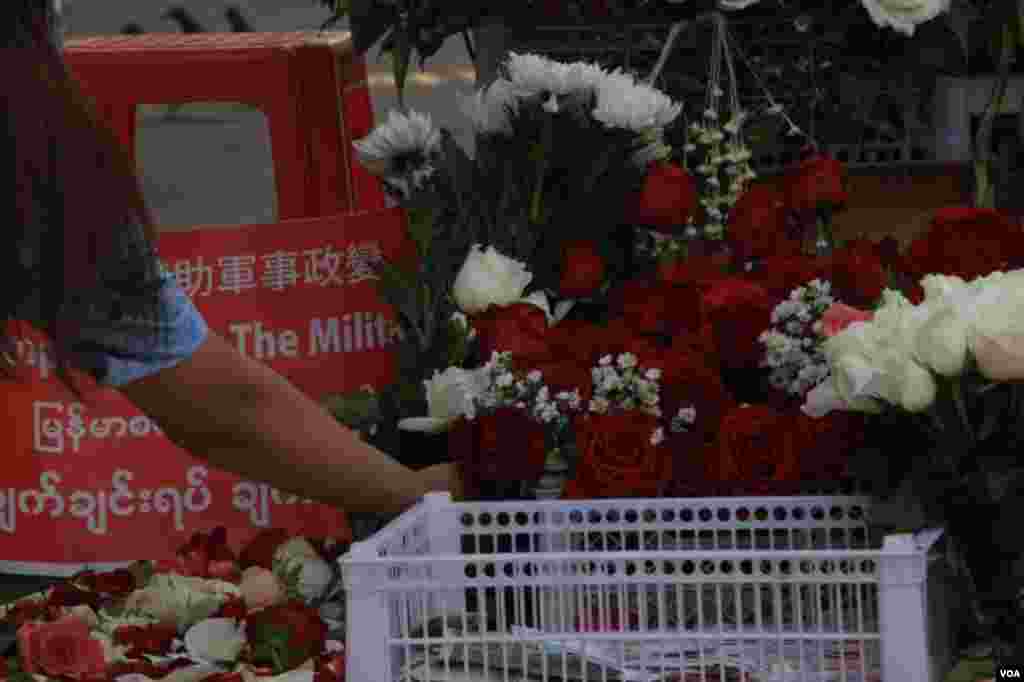 ရန်ကုန် ဆန္ဒပြပွဲအတွင်း သေနတ်ထိမှန်သေဆုံးသူများကို ၎င်းတို့ ကျဆုံးခဲ့ရာနေရာများမှာ ပန်းစည်း ပန်းခြင်းများနဲ့ အောက်မေ့ဂုဏ်ပြုခဲ့ကြတဲ့ မြင်ကွင်း။ (မတ် ၀၁၊ ၂၀၂၁)