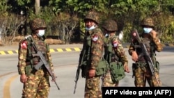 Quân đội Myanmar, lập chốt kiểm soát tại Naypyitaw, nằm trên đường tiến đến trụ sở Quốc hội.