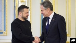 美国国务卿布林肯在基辅与乌克兰总统泽连斯基握手。(2024年5月14日)