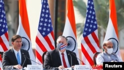 美国国务卿蓬佩奥与印度国防部长辛格在联合记者会上倾听美防长埃斯珀(中)向媒体讲话。(2020年10月27日)