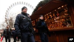 Поліцейський патруль на різдвяному ярмарку в Берліні