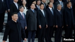 中国国家主席习近平在北京人大会堂的一个仪式上走过一批中国高官。(2019年10月25日)