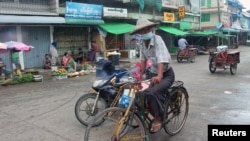 စစ်တွေမြို့တွင် နှာခေါင်းစည်းတပ် သွားလာနေကြသည့် မြင်ကွင်းတခု။ (၂၃ သြဂုတ် ၂၀၂၀)