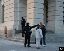 国会警察与民众交谈