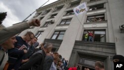Проросійські активісти підняли прапор Республіки Донбас.