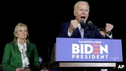 2020年3月3日民主党总统参选人前副总统乔·拜登在妻子吉尔(Jill)的陪同下在洛杉矶初选之夜集会上发表讲话。