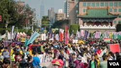 大约1万多人参加了台北的反核抗议活动。(美国之音方正拍摄)