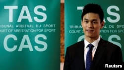 资料照:中国游泳运动员孙杨在瑞士的国际体育仲裁法庭外。(2019年11月15日)