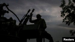 资料照片:乌克兰赫尔松地区的防空人员在观察空中的俄罗斯无人机。(2024年6月11日)