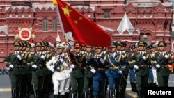 中国军人在莫斯科红场举行的纪念二战胜利70周年的庆祝仪式上。（2015年5月9日）