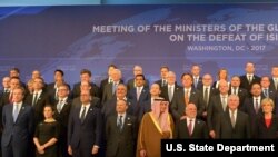 美国国务卿蒂勒森与参加全球反伊斯兰国联盟部长级会议代表合影, 最后一排右2为高硕泰(美国国务院官网图片)