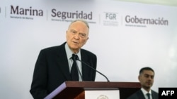 墨西哥总检察长亚历杭德罗·赫尔茨针对将贩毒集团成员大规模移交给美国召开记者会上表示,并称此举界定了墨西哥和美国之间政治稳定的决定因素。(法新社:2025年2月28日)