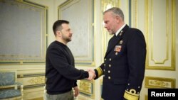 2024年3月21日,乌克兰总统泽连斯基会见北约军事委员会主席、海军上将罗布·鲍尔,讨论俄罗斯队乌克兰的袭击。(乌克兰总统府提供)