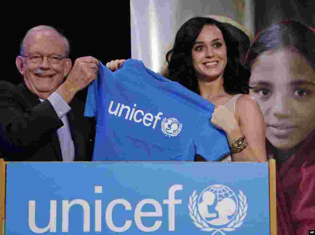 美国著名歌手凯蒂·佩芮(Katy Perry) 是联合国儿童基金会(UNICEF )的大使。