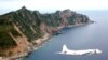 日本海事自卫队的一架侦察机在钓鱼岛上空飞翔