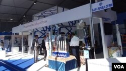 资料照:2015年莫斯科航展上的伊朗展台,两国人员在交流。