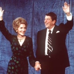 1980年11月4日,里根和他的夫人南希在总统选举中获胜后在洛杉矶的一家酒店