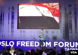 演员、同性恋权利活动家小奥马尔·沙里夫演讲时称赞台湾民主成就(美国之音许宁摄影)