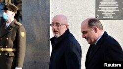 Український міністр оборони Олексій Резніков (ліворуч) з британським міністром оборони Беном Воллесом у Києві 16 листопада 2021 р.