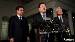韩国的青瓦台国家安全室室长郑义溶(中)和国家情报院院长徐薰(左)在白宫外宣布美国总统川普同意跟朝鲜最高领导人金正恩见面。