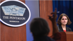 美国国防部分管国防政策的副次长卡琳(Mara Karlin)向媒体介绍全球军力部署评估(五角大楼照片)