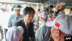 台湾总统赖清德在金门古宁头战役75周年纪念仪式上与当年的参战老兵握手致意。(法新社:2024年10月25日)