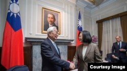 台湾总统蔡英文11月12日在台湾总统府接见出席APEC组织会议的代表张忠谋( 台湾总统府发布)