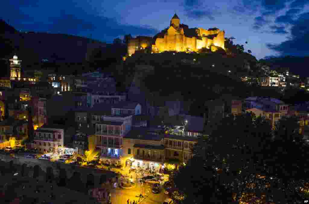 格鲁吉亚风光。第比利斯的老城,画面顶部是古堡Narikala(2017年6月26日)。 格鲁吉亚夹在欧洲,中东和亚洲之间,有山区,也有黑海海滩,地貌形成鲜明对比。