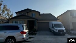 温胜华(音译)位于加州安大略市东南部郊区的住宅是两层别墅,别墅车库前停放着一辆白色面包车。(美国之音 张木林2024年12月4日拍摄)