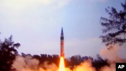 印度国防部公布的烈火-5导弹升空的画面。(2012年4月19日)