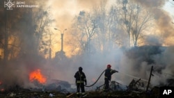 Petugas pemadam kebakaran memadamkan api setelah serangan roket Rusia di Kharkiv, Ukraina, 7 Maret 2025, dalam foto yang disediakan oleh Layanan Darurat Ukraina. (Foto: Ukrainian Emergency Service via AP)