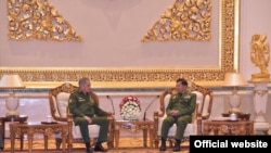 ရုရှားကာကွယ်ရေးဝန်ကြီး Sergei Shoigu နဲ့ ဗိုလ်ချုပ်မှူးကြီး မင်းအောင်လှိုင်တို့ နေပြည်တော် ဇေယျာသီရိဗိမာန်မှာတွေ့ဆုံ။ (ဓါတ်ပုံ- တပ်မတော်ကာကွယ်ရေးဦးစီးချုပ်ရုံး)