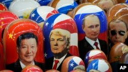 俄罗斯圣彼得堡售卖的印有中国、美国、俄罗斯三国领导人的俄罗斯套娃(2024年11月21日)