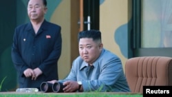 朝鲜朝新社2019年7月26日发布没有注明日期的照片:朝鲜领导人金正恩星期四观看试射两枚短程导弹。