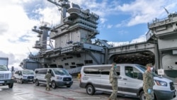 美国海军将罗斯福号航母USS Theodore Roosevelt上的水兵接到关岛岸上设施做隔离和身体检查(美国海军2020年4月3日)