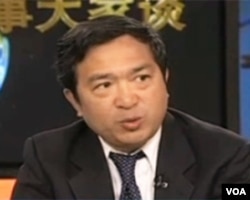 明镜新闻网总裁何频参加美国之音电视节目。（资料照）