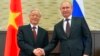 Tổng bí thư Nguyễn Phú Trọng (trái) bắt tay Tổng thống Nga Vladimir Putin trong cuộc gặp tại Sochi ngày 25/11/2014.