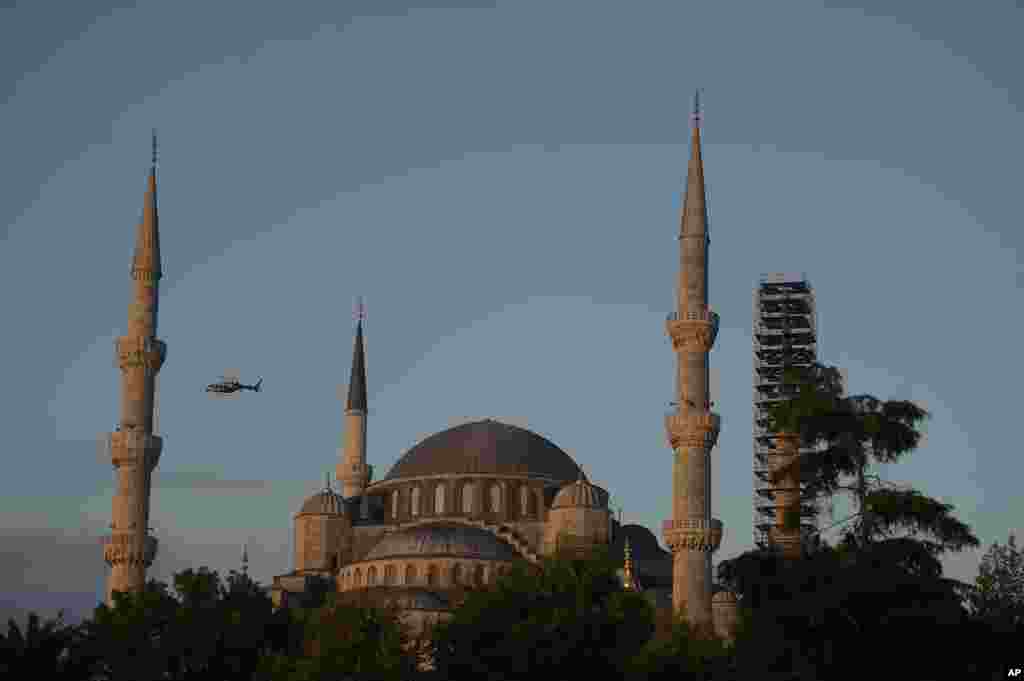 တူရကီနိုင်ငံ Istanbul မြို့က ဗလီတခုမှာ တွေ့ရတဲ့ မြင်ကွင်း။ (ဇူလိုင် ၃၁၊ ၂၀၂၀)