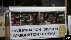 泰国日报《Prachatai》提供的照片显示,一辆载有乘客的车辆于2025年2月27日离开曼谷的拘留中心。