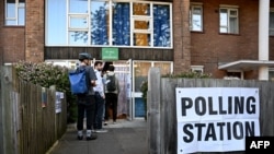 英国举行大选,人们在伦敦的一个投票站排队投票。民意调查预测,工党将赢得自 2005年以来的首次大选,其领导人基尔·斯塔默(Keir Starmer)将成为首相。(2024年7月4日)