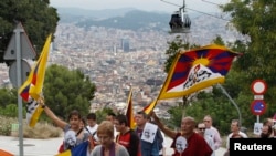 西藏僧侣和其他一些人2010年10月2日在西班牙举行示威(资料照片)