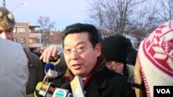 2010年12月9日,杨建利在中国驻挪威奥斯陆使馆外举行要求释放诺和奖得主刘晓波的抗议期间对媒体讲话。(美国之音王南拍摄)