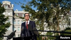 美国财政部长姆努钦在白宫北草坪接受财经电视频道CNBC采访后回答记者问题。(2019年9月12日)