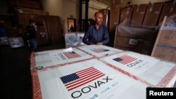 资料照片:巴勒斯坦民众收到美国政府通过COVAX捐赠的莫德纳公司的COVID-19疫苗。(2021年8月24日)