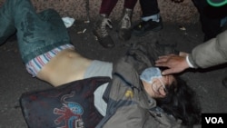 一名在警察驱逐闯入台湾行政院的示威民众期间受伤的抗议者。(美国之音申华拍摄)